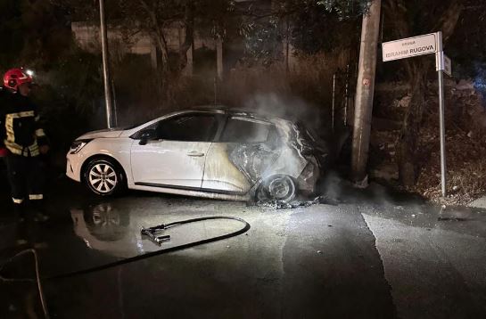 Digjet një makinë në Ksamil/ Mjeti me targa rumune ishte i parkuar