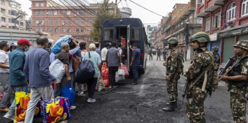 ‘Grusht shteti’ në Nepal/ Protestat shkaktuan 51 viktima, mbi 12.500 të dënuar arratisen nga burgjet