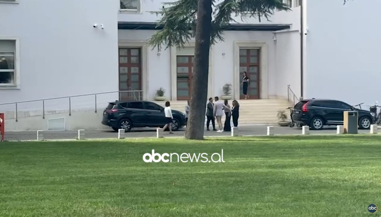 Shkarkimi i Veliajt në tryezën e Ramës/ Kryeministri takon Manastirliun dhe nënkryetarët e Bashkisë