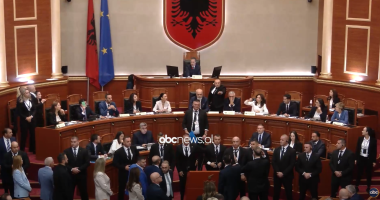 Komisionet parlamentare/ Opozita ende nuk çuar emrat, kërkon shkarkimin e Peleshit