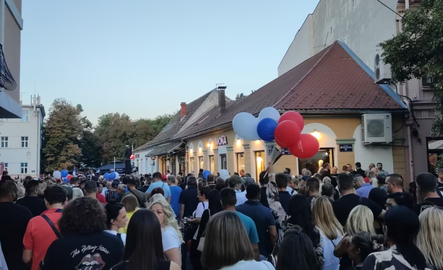 Serbi: Mbështetësit dhe kundërshtarët e pushtetit protestojnë në disa qytete