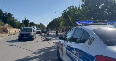 Aksident pranë Portit të Jahteve në Orikum/ Makina përmbyset në mes të rrugës