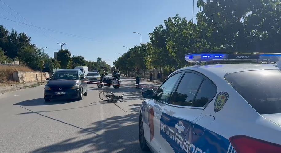 Aksident në Korçë/ Makina godet 51 vjeçaren që lëvizte me biçikletë