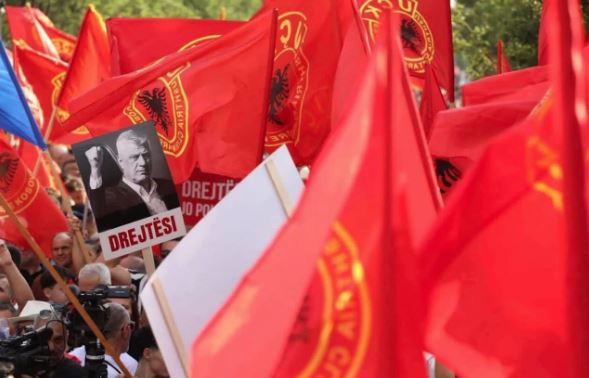 “Drejtësi për Kosovën dhe çlirimtarët”/ Rama reagon në rrjetet sociale me pankartën e Thaçit