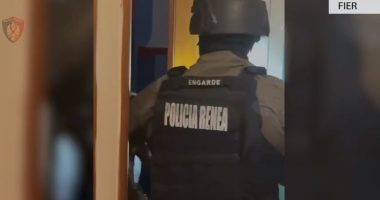 VIDEO/ Goditi punonjësin e burgut në Fier në mars, momenti kur arrestohet 38-vjeçari, në kërkim 3 të tjerë