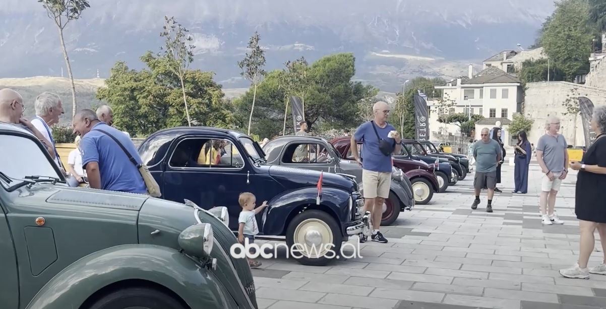Retro në kalldrëmet e Gjirokastrës/ Pazari i qytetit i mbushur me makinat ikonike italiane