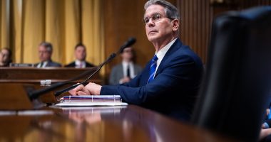 SHBA sanksione Moskës? Sekretari i Thesarit: Presidenti Trump vendos këtë javë