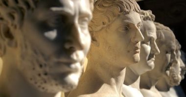 Cili perandor romak mbretëroi më gjatë në fron?