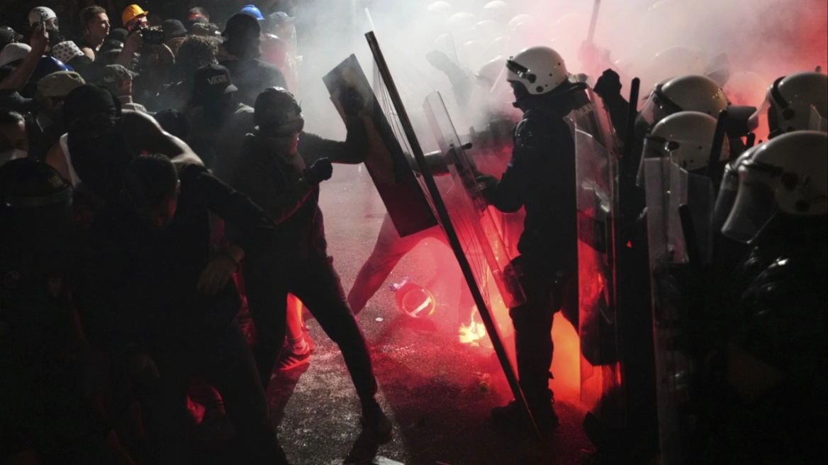 VIDEO/ Incidente në tubimet masive në Serbi, protestuesit kërkojnë zgjedhje të parakohshme