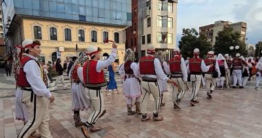 Festë kuqezi në Shkodër/ Tradita, muzika dhe lojërat popullore bashkojnë trevat shqipfolëse