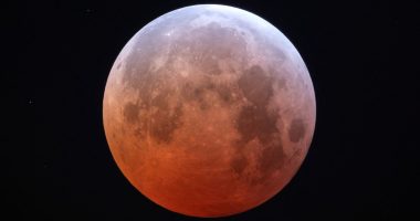 Eklipsi i plotë hënor mahnit botën/ “Hëna e gjakut” ndriçon qiellin e Azisë