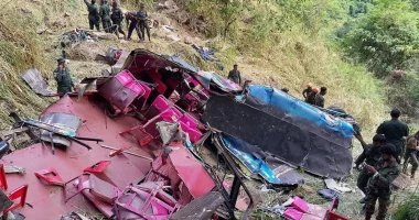 VIDEO/ Tragjedi në Sri Lanka, autobusi bie nga një shkëmb, të paktën 15 viktima