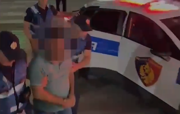 Grabiti para brenda automjetit të parkuar/ Kamëz, vihet në pranga 44-vjeçari