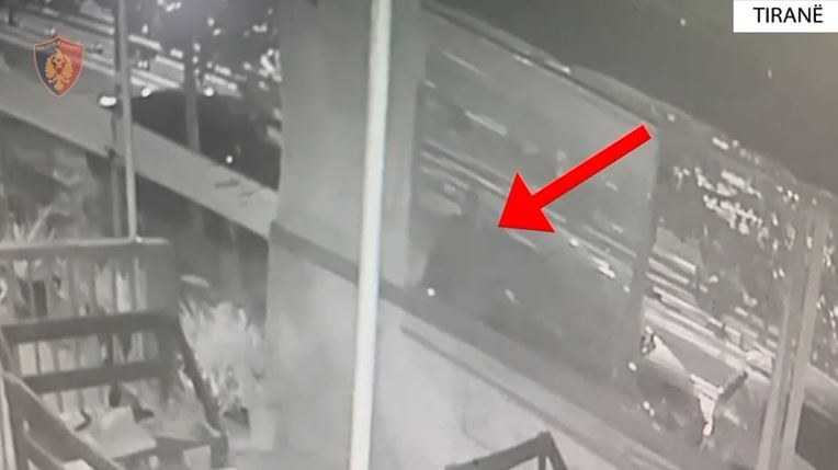VIDEO/ Dogji automjetin e 43-vjeçares, arrestohet autori, kamerat kapin momentin kur i vë flakën makinës