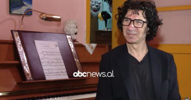 Tingujt e çmendur të Genc Tukiçit/ Pianisti hap dyert e shtëpisë në Tiranë, për ‘Pas Mesnatë’