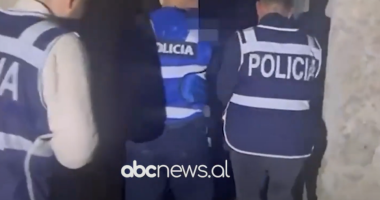 Tiranë, zbulohet magazinë droge/ Sekuestrohen armë e lëndë narkotike, 5 në pranga