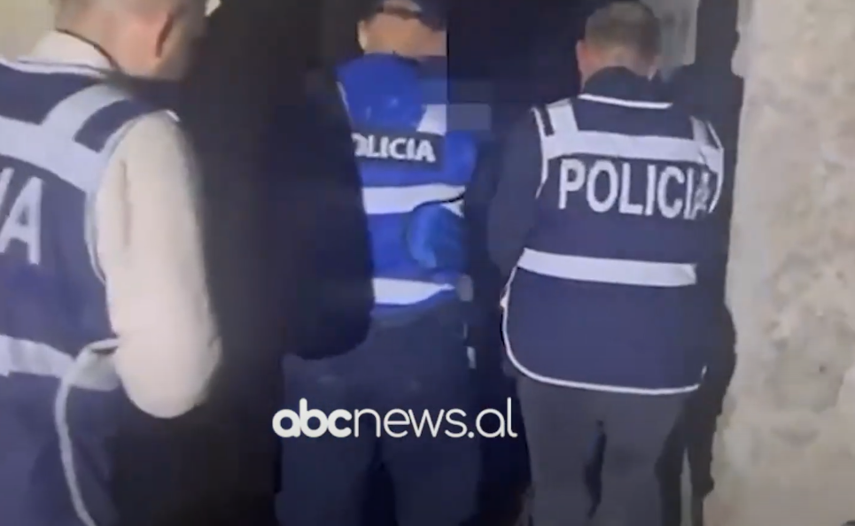 Tiranë, zbulohet magazinë droge/ Sekuestrohen armë e lëndë narkotike, 5 në pranga