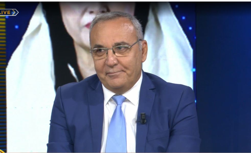 Sfida e Florit: Ndërthurja e aritmetikës së votave me kiminë politike