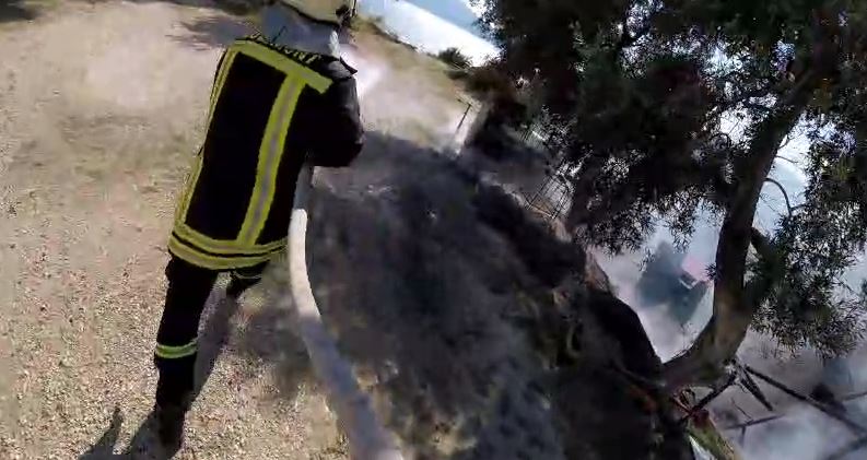 Zjarr përfshin një beach bar në Jonufër, shkrumbohet plotësisht nga flakët