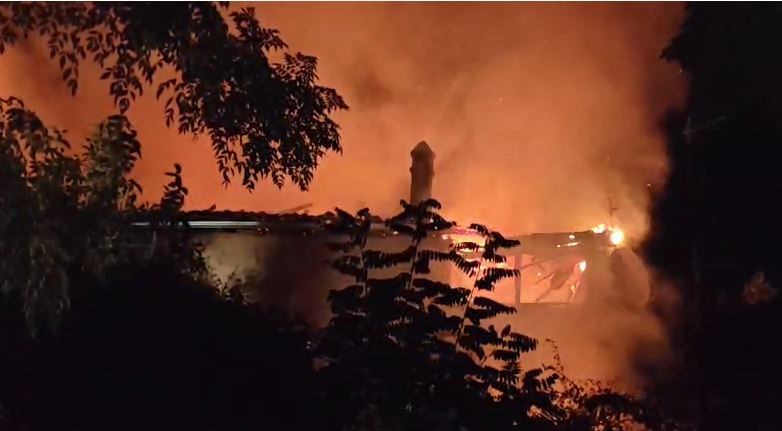 VIDEO/ Digjen 4 banesa në Shkodër, shkak i zjarrit dyshohet një shkëndijë elektrike