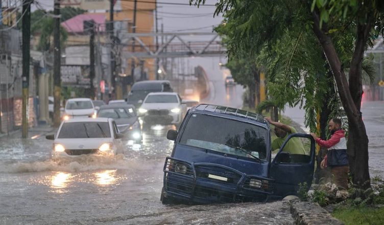 Uragani “Melisa” shkakton viktima, stuhia e fortë godet Xhamakjën