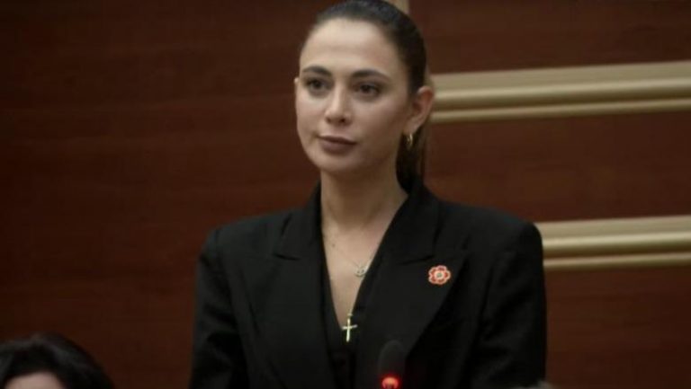 Mori mandatin e Brunilda Mersinit/ Briseida Çakërri betohet si deputete në Kuvend