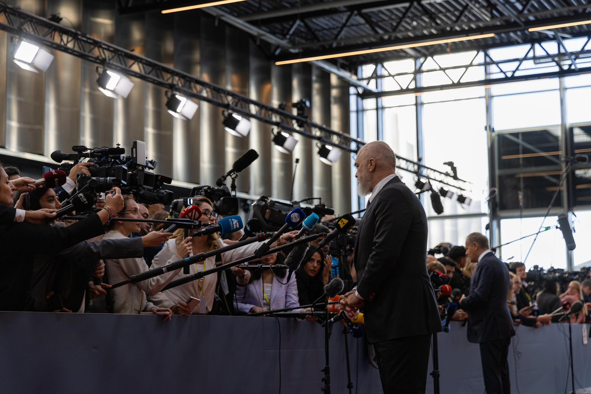 Rama: Me vrap drejt BE-së! Diella shoqëron kryeministrit në Komunitetin Politik Europian