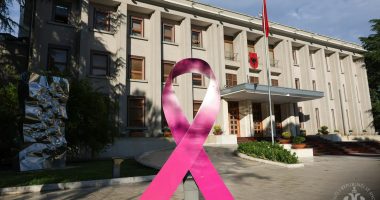 “Tetori rozë”/ Begaj apel grave dhe vajzave: Parandalimi dhe diagnostikimi i hershëm shpëtojnë jetë