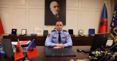 Dha ndihmë në një aksident/ Kreu i Policisë i akordon nënkomisarit Paulin Drolla certifikatën për ‘Shërbime të Dalluara’