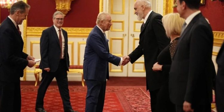 VIDEO/ Procesi i Berlinit në Londër, Rama pritet nga Mbreti Karli III dhe kryeministri Starmer