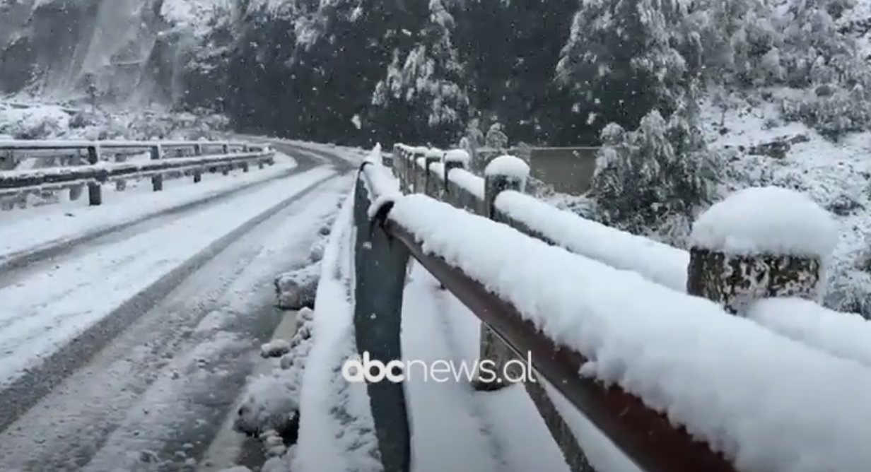 VIDEO/ Vjen ‘dimri’ në Kukës, reshjet e para të dëborës mbulojnë zonat malore