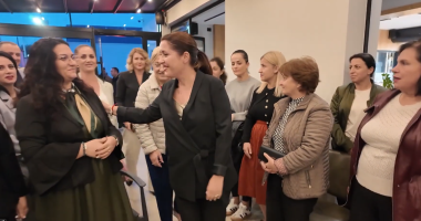 Manastirliu vijon fushatën/ Kandidatja e PS bashkëbisedim me mësues