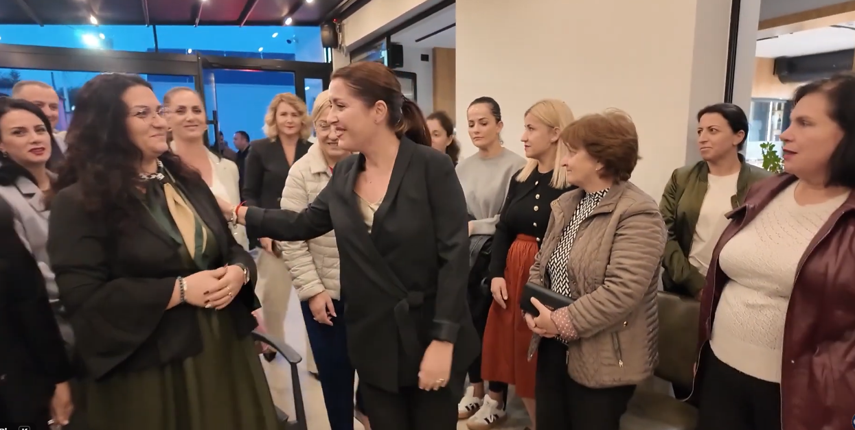 Manastirliu vijon fushatën/ Kandidatja e PS bashkëbisedim me mësues