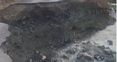 Reshjet e dendura të shiut izolojnë fshatin Thirrë në Mirditë, dëmtohen rrugët dhe disa ura