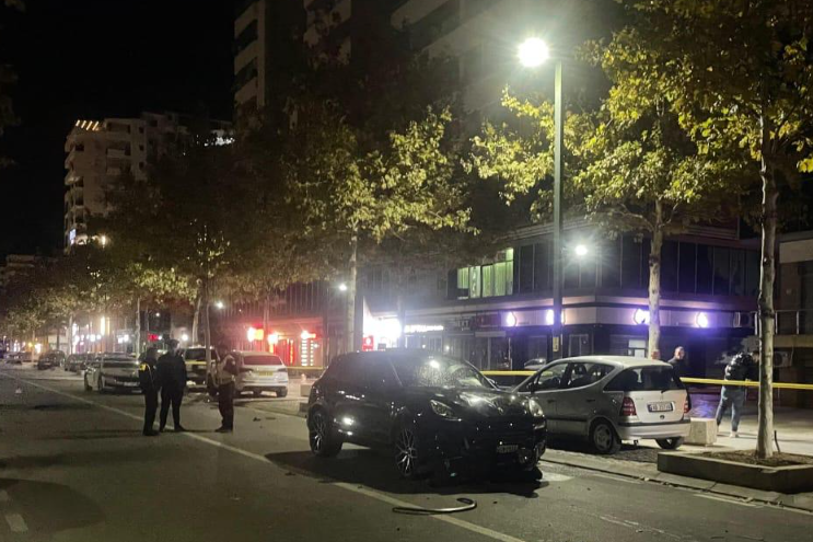 Përplasen dy automjete në Vlorë, humb jetën 17-vjeçari