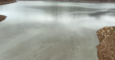 Reshjet e shiut rrisin nivelin e liqenit të Fierzës, rrënojat e Kukësit të vjetër mbulohen nga uji
