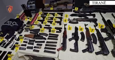 Goditet baza në Tiranë/ Sekuestrohen 23 armë zjarri, në pranga “koka” që i posedonte