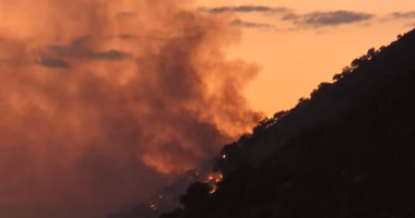 VIDEO/ Zjarr në afërsi të Gjirit të Gramës, flakët përhapen për shkak të erës