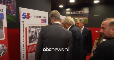 Tirona-Ajaks,diplomacia e futbollit/ Në ceremoni, ish-kapiteni holandez Krol, ish-trajneri kuqezi Haan