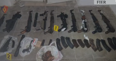 EMRI/ Zbulohet baza me arsenal armësh në Fier, arrestohet 38-vjeçari