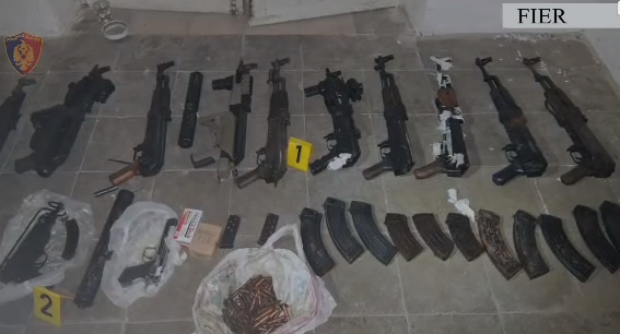 EMRI/ Zbulohet baza me arsenal armësh në Fier, arrestohet 38-vjeçari