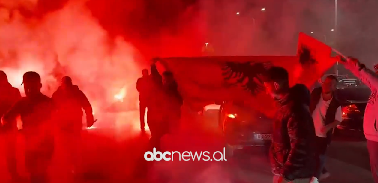 Shqiptarët bashkohen rreth Kombëtares/ Festime nga veriu në jug, flamuj kuq e zi dhe brohoritje