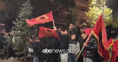 Prishtina feston fitoren e përbashkët/ Kosova ndizet zjarr, me flamuj kuq e zi dhe simbole të UÇK