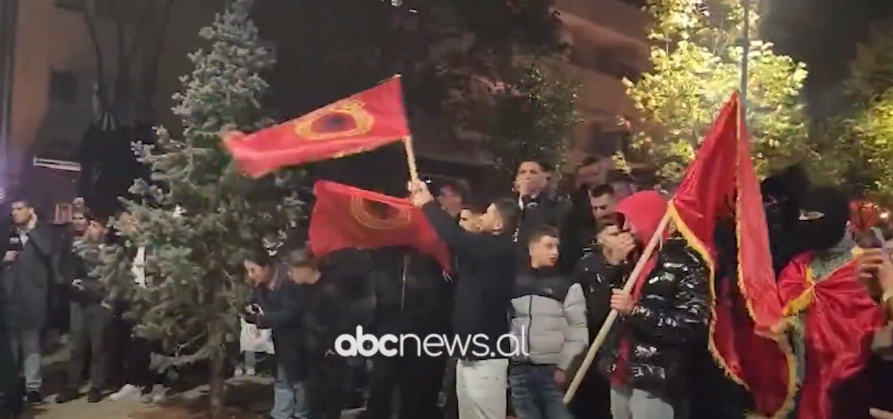 Prishtina feston fitoren e përbashkët/ Kosova ndizet zjarr, me flamuj kuq e zi dhe simbole të UÇK