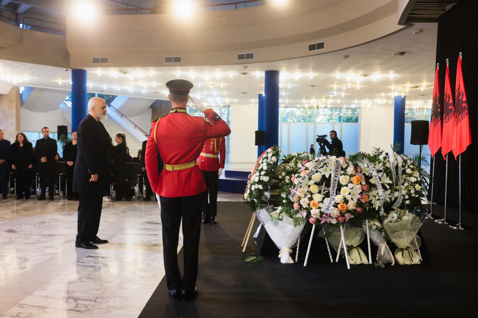 U vra në krye të detyrës/ Rama në homazhet për nder të gjyqtarit Astrit Kalaja