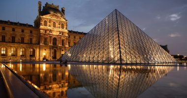 Rihapet muzeu i Louvre/ Disa ditë pas grabitjes, autorët ende në arrati