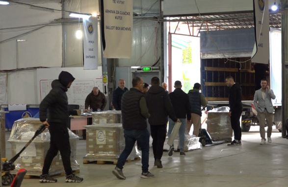 Nis shpërndarja e materialeve zgjedhore për 12 tetorin në Kosovë