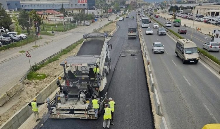 Trafik i rënduar për shkak të mbylljes së përkohshme të autostradës Tiranë–Durrës/ Policia merr masat