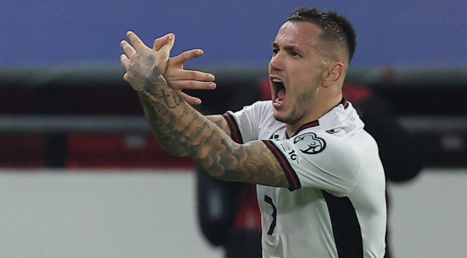 “Shqiponja” tërboi serbët, Manaj: Nuk provokova/ Shënuesi i golit ndaj Serbisë sqaron festimin e tij me shqiponjë