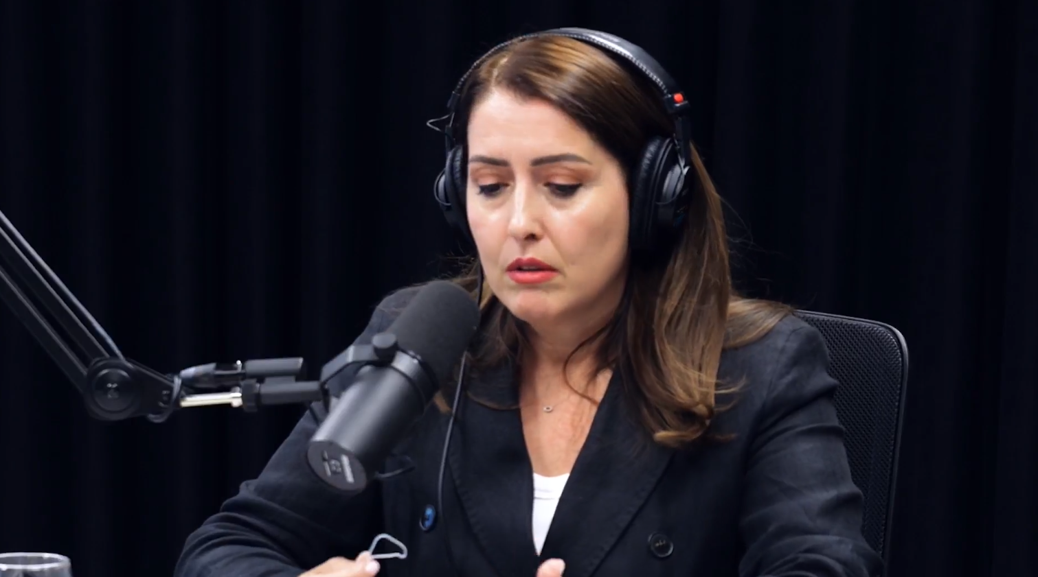 “Jam dashuruar që në gjimnaz”, Ogerta Manastirliu rrëfen në “Flasim” marrëdhënien me bashkëshortin dhe dy vajzat